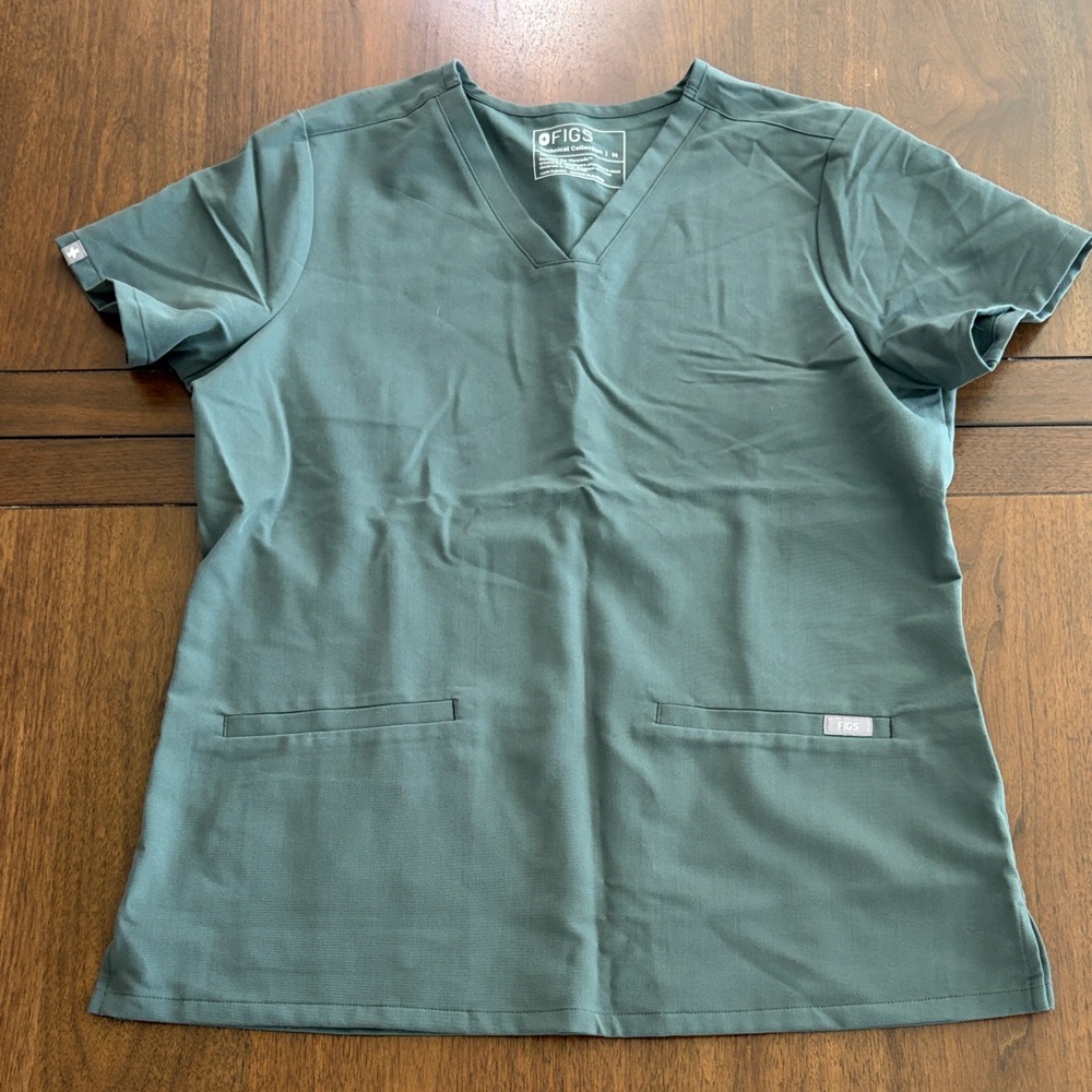 Figs Short Sleeve V-Neck Tee in Moss